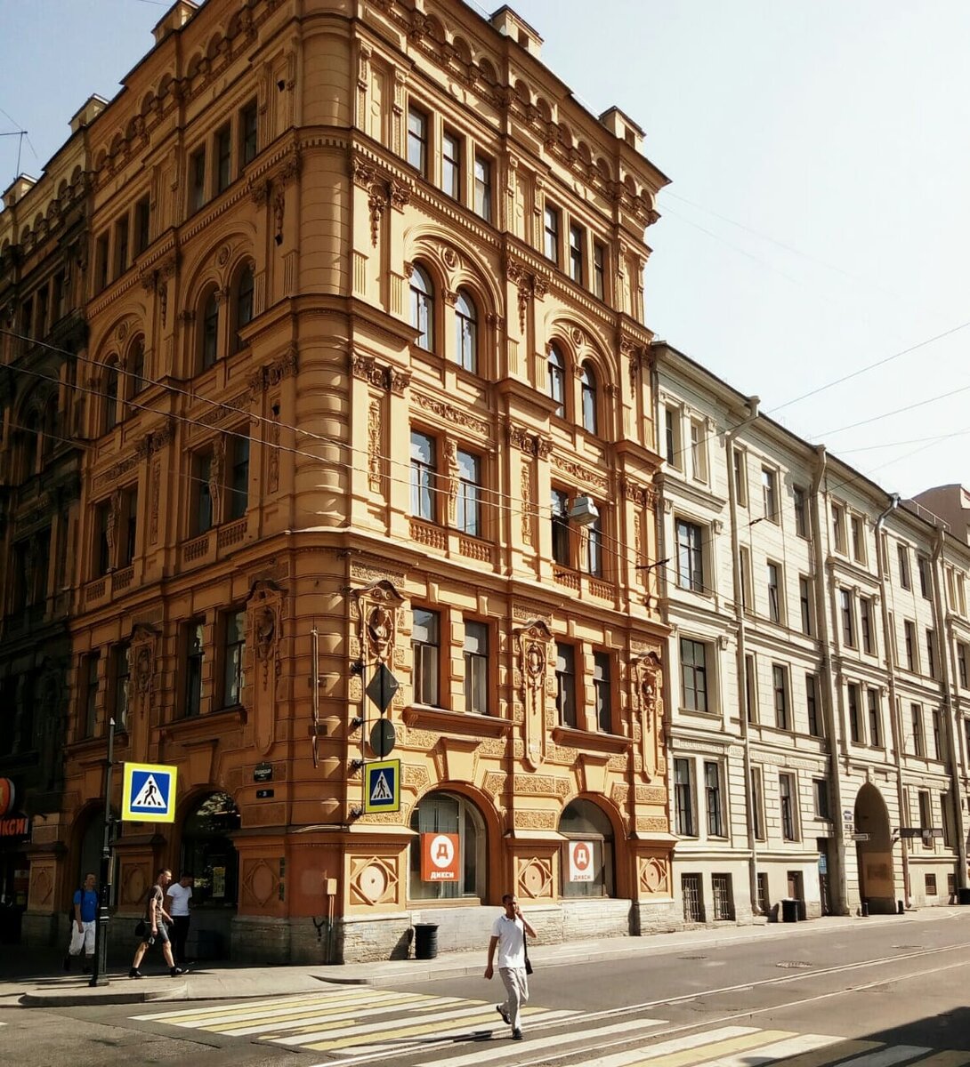 Пушкинская улица, д. 20 и Кузнечный переулок, д. 18 (автор фото: Анна З.)