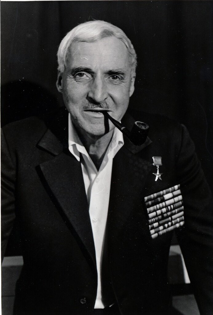 Константин (Кирилл) Михайлович Симонов (15 [28] ноября 1915, Петроград — 28 августа 1979, Москва), русский советский прозаик, поэт, драматург и киносценарист. Общественный деятель, журналист, военный корреспондент.                                                      Фото со свободного доступа Яндекс.Картинки