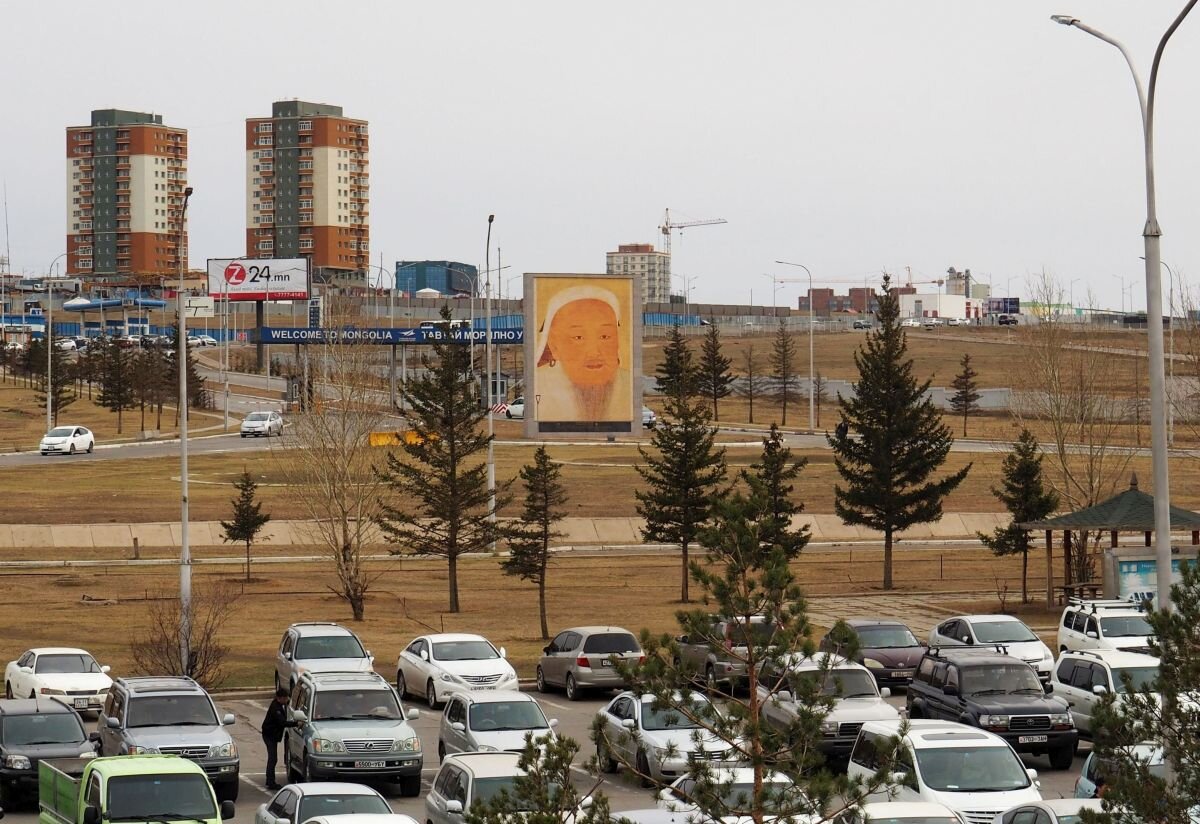 Портрет Чингисхана около аэропорта имени его же в Улан-Баторе