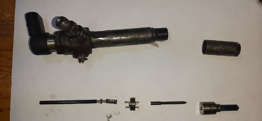 ( Форсунка сильно прикипела к блоку, игла изношена. Сначала я хотел восстановить форсунку, но потом решил поставить другую, так как комплект для ремонта ждать гораздо дольше. )