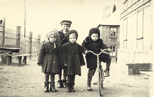 На фотографии 1954 года мои соседи и наш двор на окраине Тушино. Из архива автора.