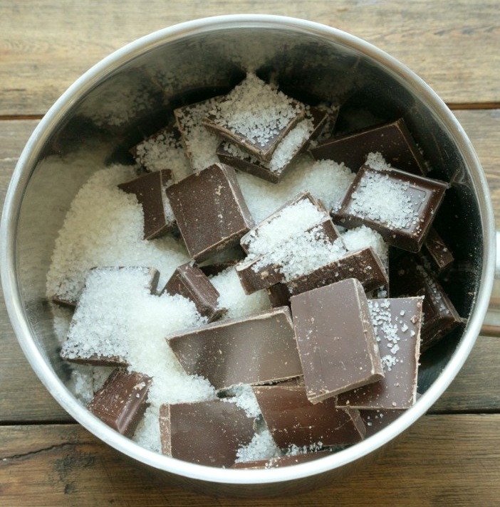 Рисунок 2. Ломанные шоколадные плитки с  сахаром 