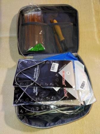 Размеры косметички позволяют хранить круговые спицы и короткие.