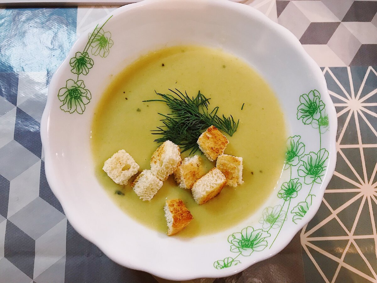 2017 году приготовили сырный суп. Сырный крем суп с грибами. Крем суп французской кухни. Сырный суп с шампиньонами. Сырный крем суп с сухариками.