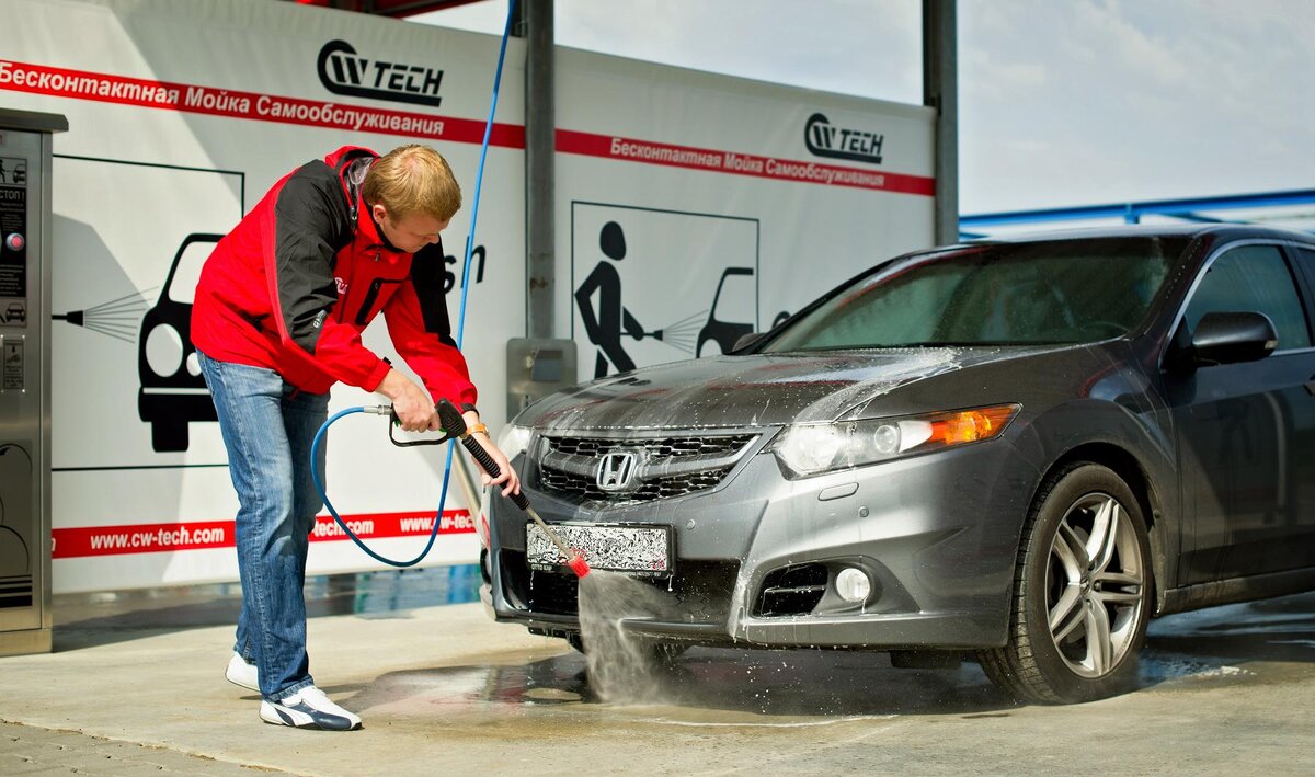 Как мыть бесконтактной мойкой. Car Wash мойка самообслуживания. Мойка машины на мойке самообслуживания. Бесконтактная автомойка. Самостоятельная мойка автомобиля.