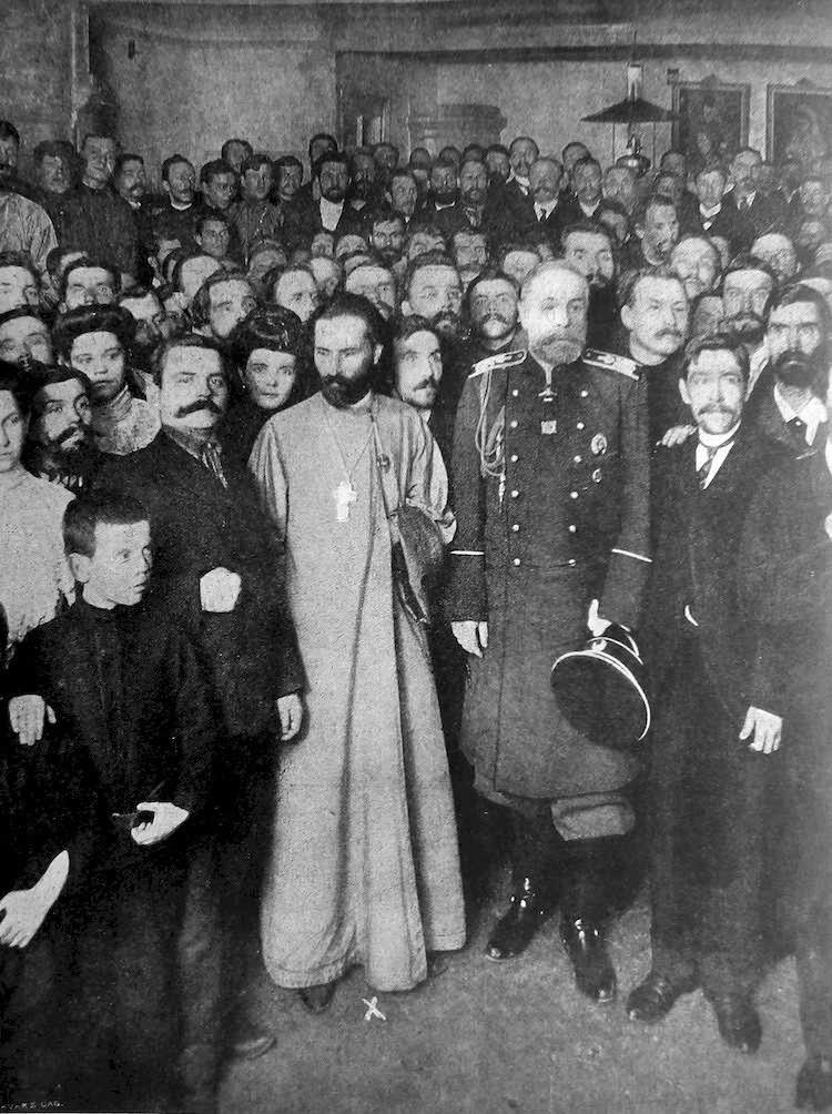 Одно из собраний организации Гапона. В центре слева - собственно Гапон, справа - петербургский градоначальник И. А. Фуллон. Фото Карла Буллы, 1904 год.