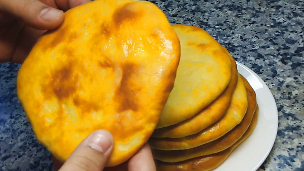 Невероятно вкусные и нежные лепешки по-индийски. Улетают со стола! 
Ингредиенты:
мука - 350 гр.
дрожжи - 1 ч.л.
сахар - 1 ст.л.
соль - 1 ч.л.
сметана или йогурт - 3 ст.л.
масло растительное - 2 ст.л.
молоко 2.5% - 150 мл.
сливочное масло для смазки

1. Приготовить опару. В теплое молоко добавить дрожжи, сахар и немного муки (2 ст.л.), перемешать и оставить на 10-15 минут.
2. Затем добавить соль, сметану, растительное масло и муку. Замесить тесто. Смазать небольшим количеством масла и убрать в теплое место на 1.5-2 часа.
3. Тесто обмять один раз, разделить на шесть равных частей. Сформировать лепешки толщиной 0.5 см. 
4. Выпекать на сухом противне в духовке, разогретой до 220 гр. 7-9 минут.
5. Приготовленные лепешки смазать сливочным маслом.
