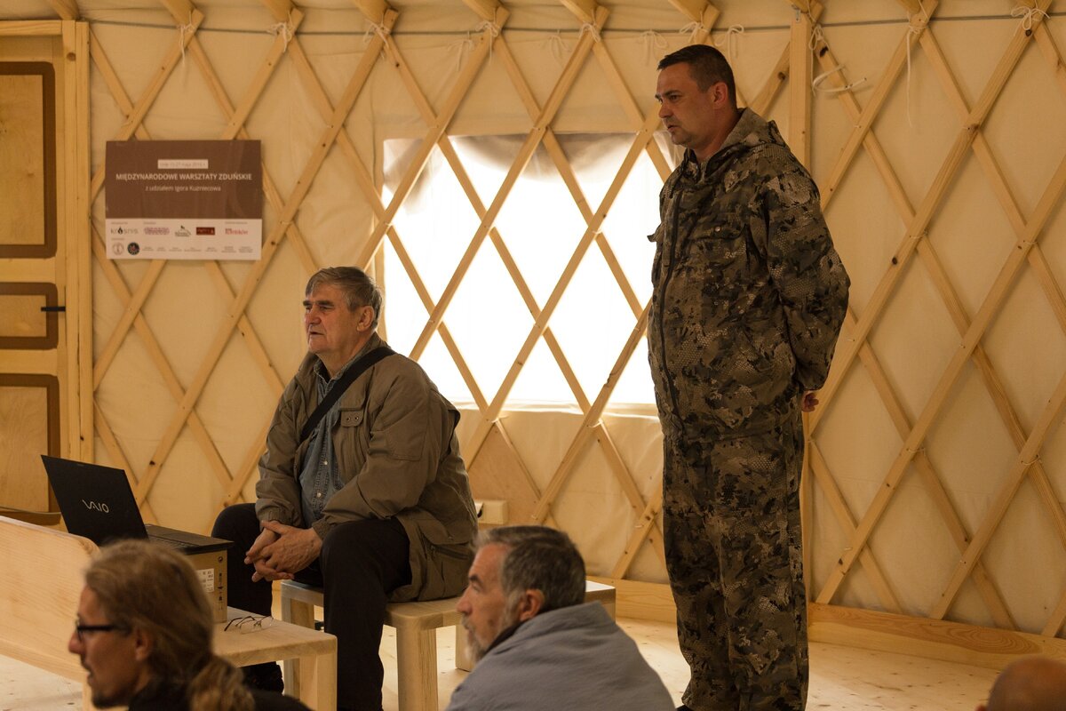 Фотография с сайта И.В. Кузнецов (за компьютером, рассказывает на семинаре)