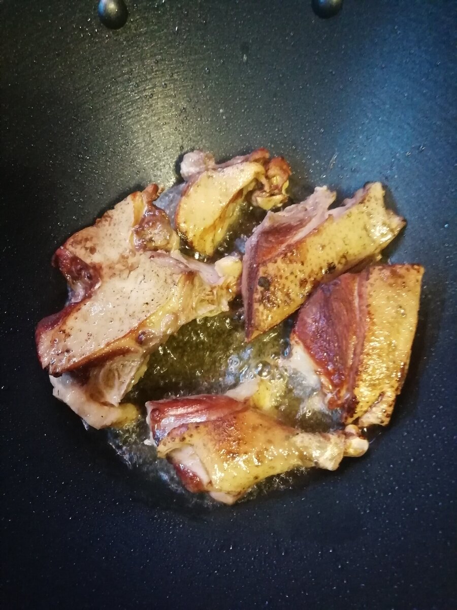 Порезанную утку обжарить с каждой стороны до золотистого цвета.