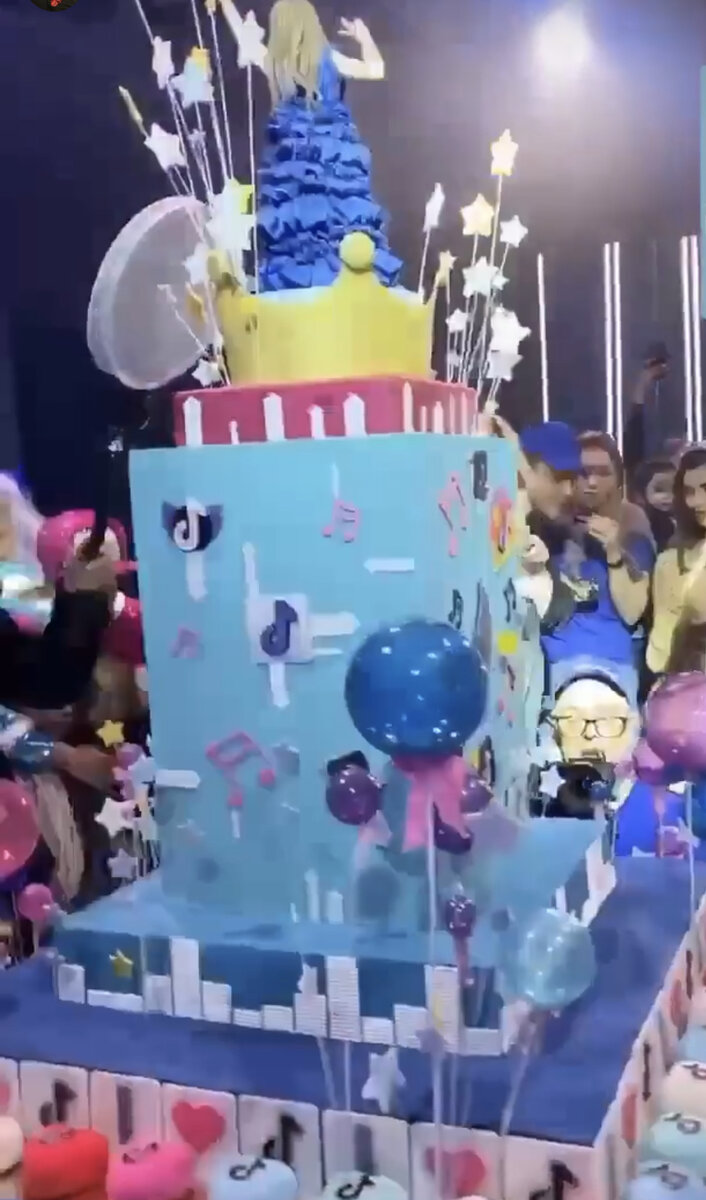 Интерактивный торт - фото из Инстаграм Жасмин