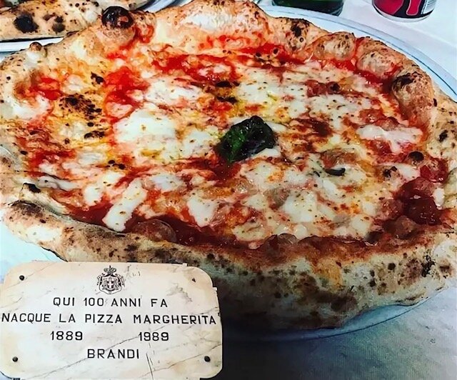 Та самая пицца Маргарита , восхитившая королевскую семью.