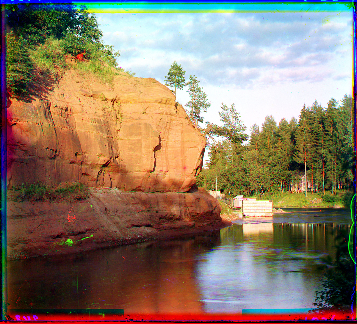 На реке Оредеж близ станции Сиверская.