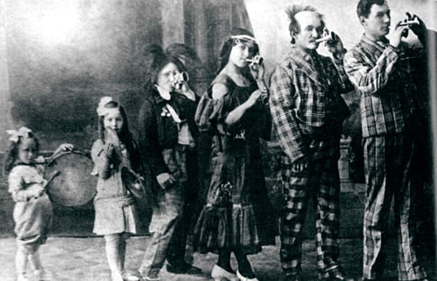 Цирковая семья Жеймо 1912 год. Янина крайняя слева с барабаном. 