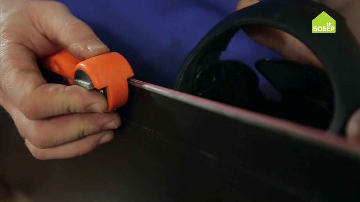 Кант точат специальным приспособлением — канторезом. Приложите инструмент к сноуборду и проведите по всей длине канта.