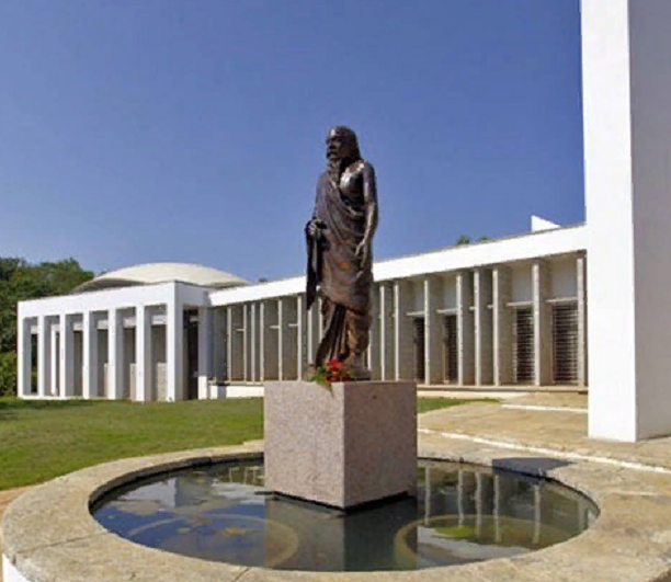 Рис.2. Памятник Шри Ауробиндо – основоположнику интегральной йоги, первооткрывателю в достижении и низведении супраментального плана для Земли, создателю (совместно с Матерью - Миррой Ришар) нового Божественного творения – « супраментального Мира Истины» для Земли, который стал основой эволюции-II – новой эволюции человечества