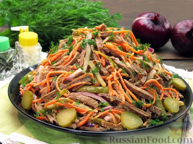 печень куриная, морковь по-корейски, огурцы маринованные, лук репчатый красный, яйца, майонез, мука, зелень укропа, масло растительное, соль, перец чёрный молотый
