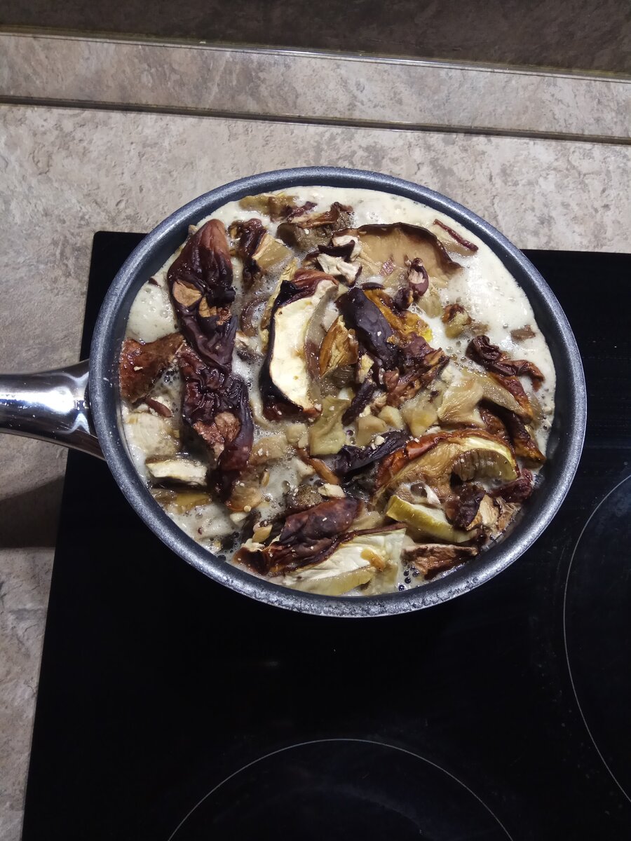 Грибы Замачиваем, отвариваем.