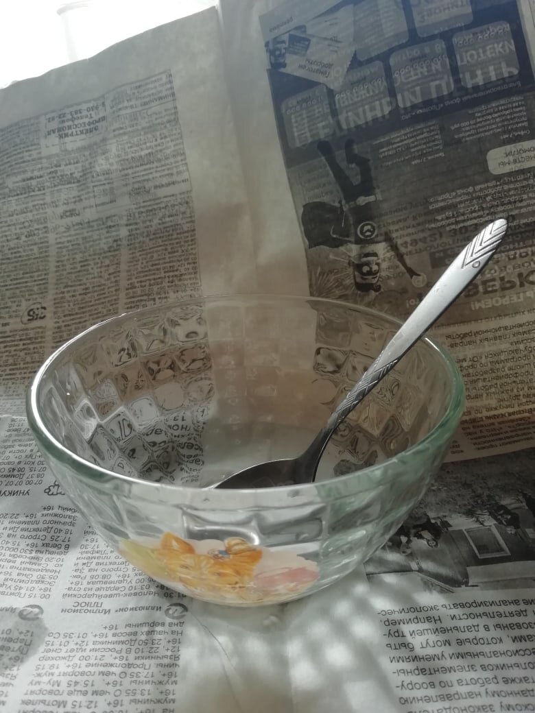 Вот из этого я ем: завтрак, обед и ужин. Примерно, по объему, грамм 250 в нее входит