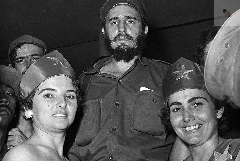 Фидель Кастро и красивые девушки.