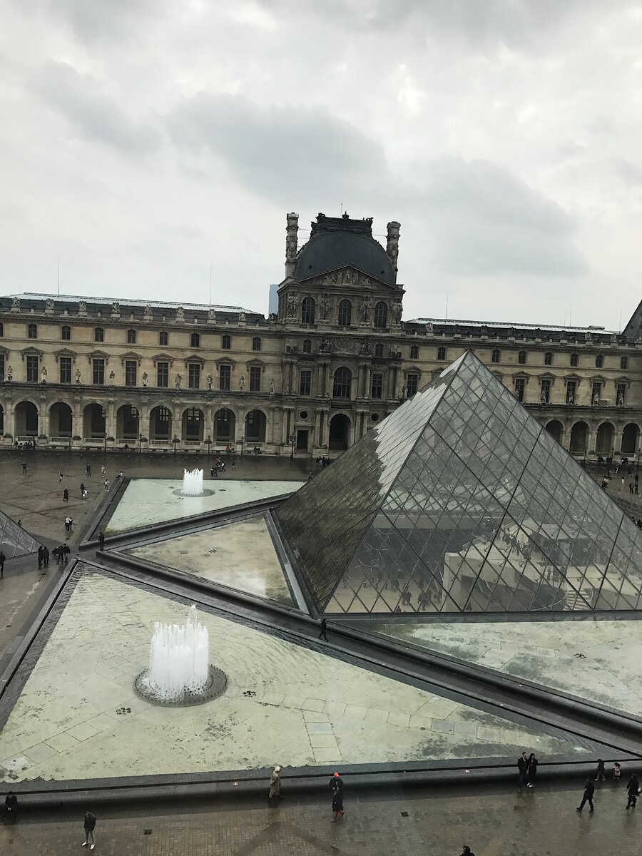 Так выглядит пирамида Лувра, она же вход в музей. Это современная постройка, которая является современным прототипом пирамиды Хеопса. 