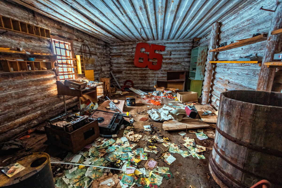 Остатки некогда праздничного убранства