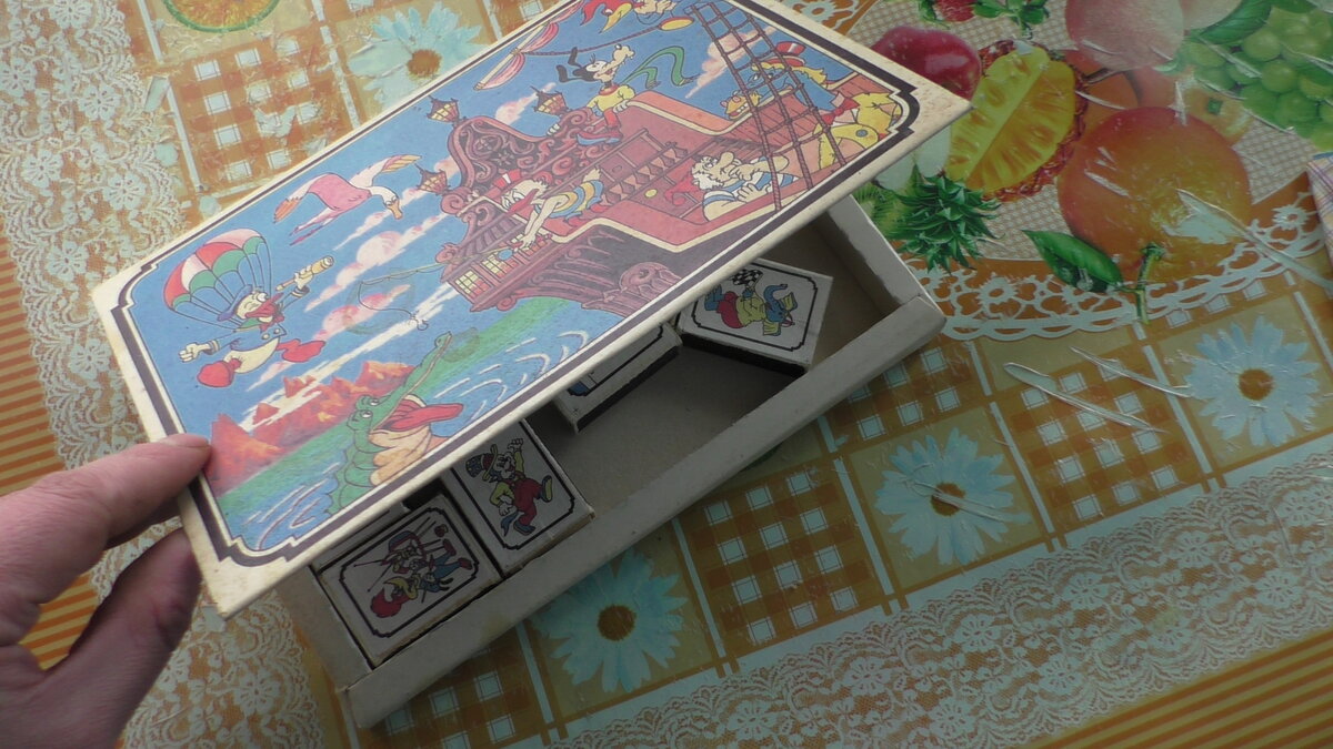 ОТКРЫВАЕТСЯ КАК ШКАТУЛКА.