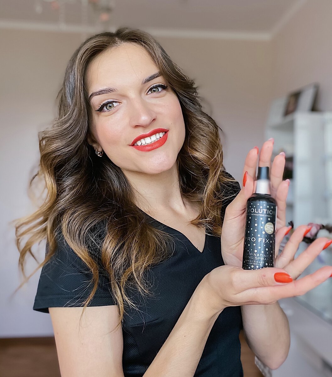 На фото фиксатор для макияжа Makeup Revolution 
