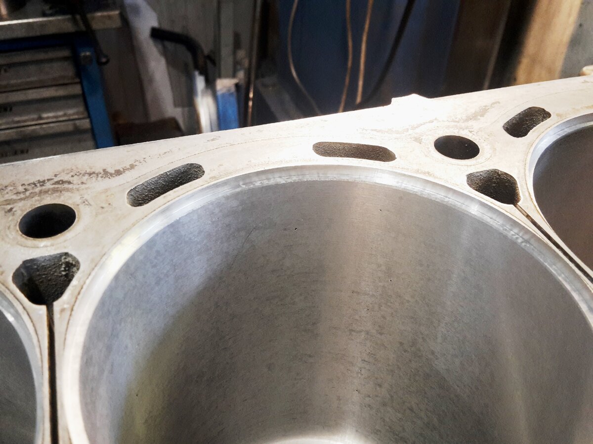 Блок цилиндров с вырезанной гильзой