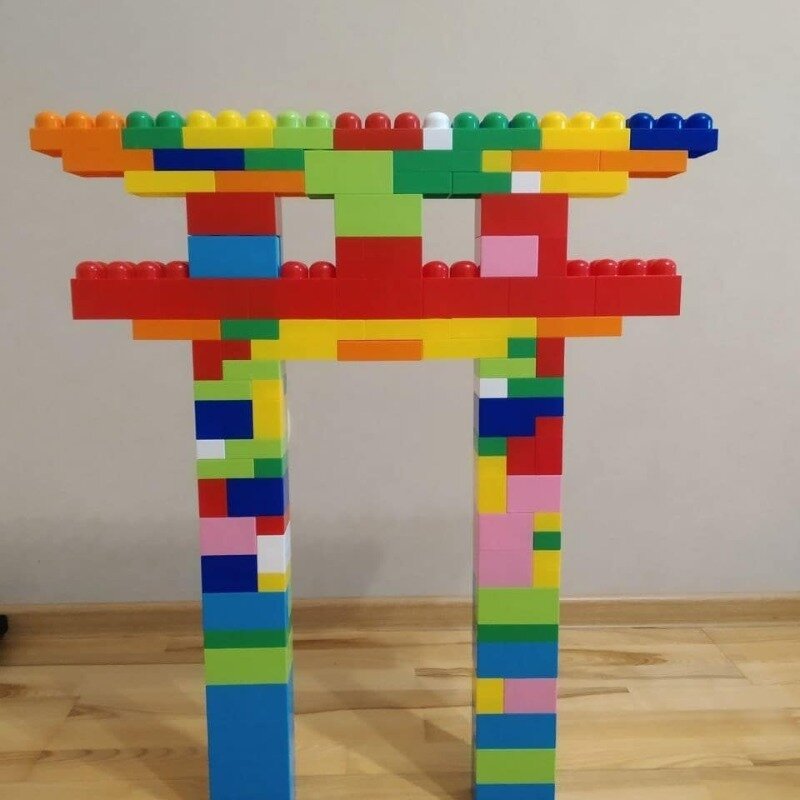 П-образная конструкция из деталей конструктора. Фото https://www.instagram.com/p/CLv4EeEDdSc/