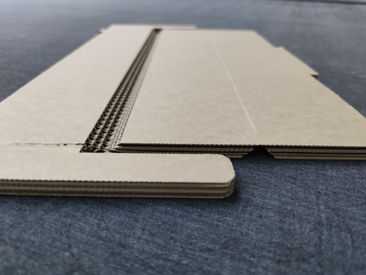 Станок продольной резки картона. Плоттер для резки гофрокартона. Лазерная резка гофрокартона. Резка гофрокартона лазером. Картон для лазерной резки.