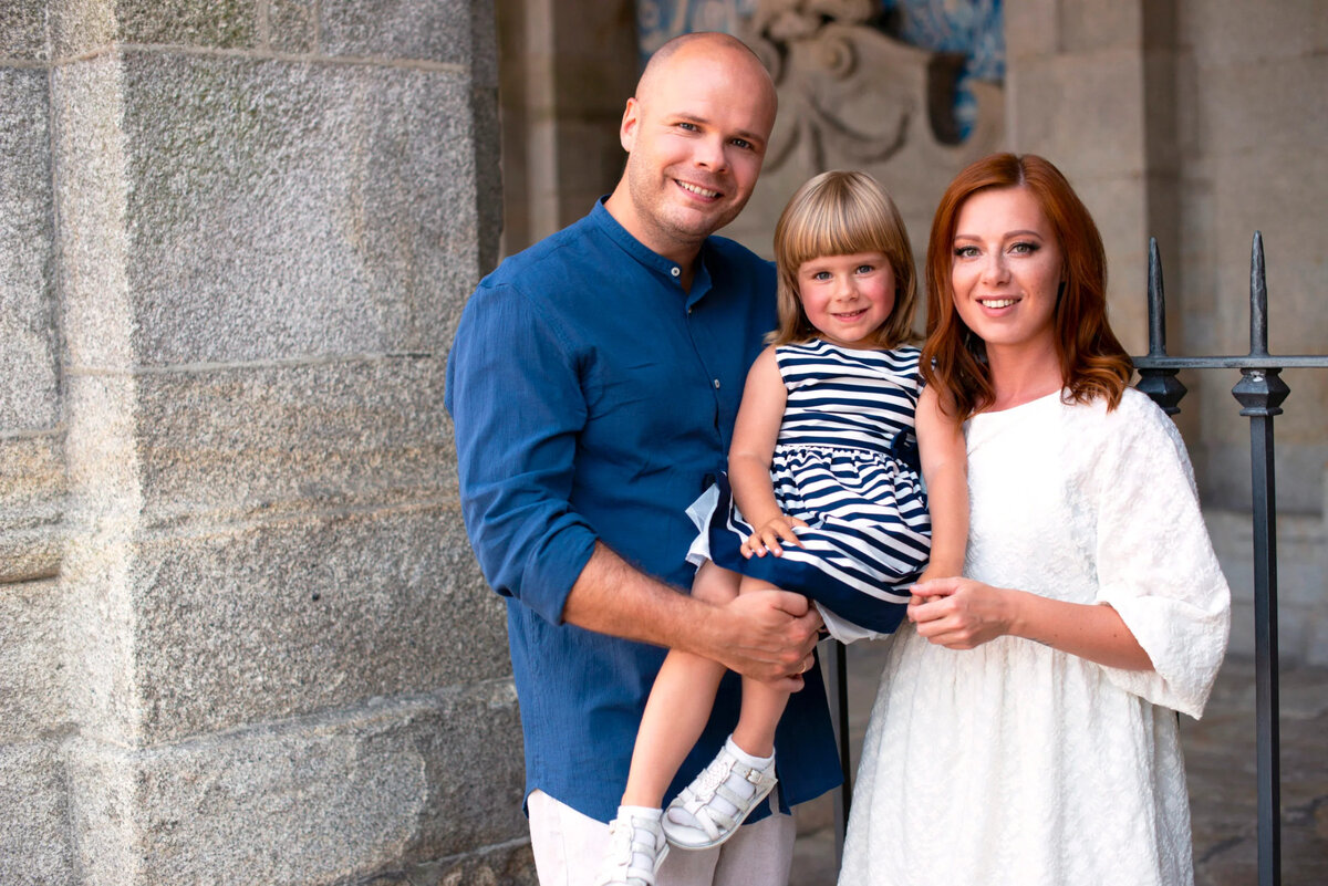 Юля Савичева с дочкой Аней и мужем Александром Аршиновым.Источник фото: https://peopletalk.ru/article/mama-mozhet-yuliya-savicheva-o-slozhnoj-beremennosti-vykidyshe-i-mechtah-o-bolshoj-seme/