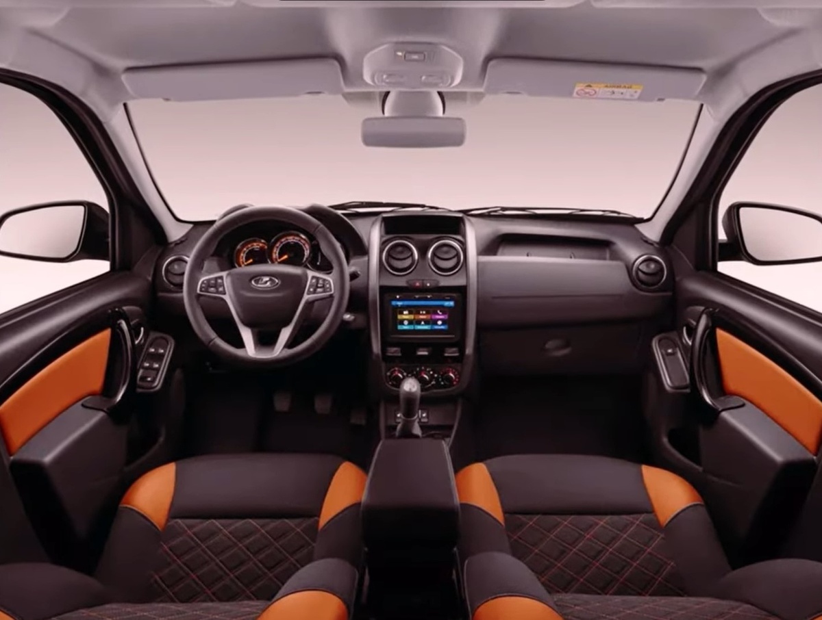 Интерьер автомобиля теперь от Дастера, но в отличии от него, Ларгус получил рулевое от Весты и приборную панель в том же стиле. (Фото взято из YouTube)