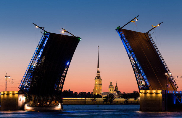 Источник фото - https://travel.rambler.ru/news/44370219-moskvichi-massovo-poehali-v-piter/