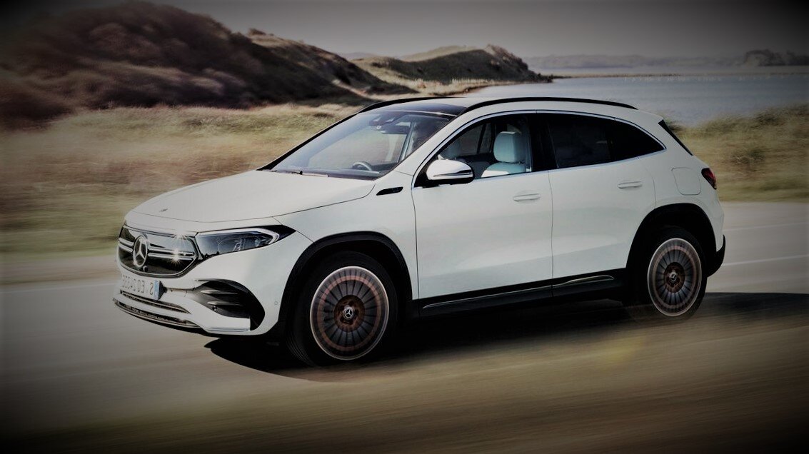 Кузов EQA во многом соответствует корпусу компактного внедорожника GLA, дизайнеры переработали только переднюю и заднюю части.