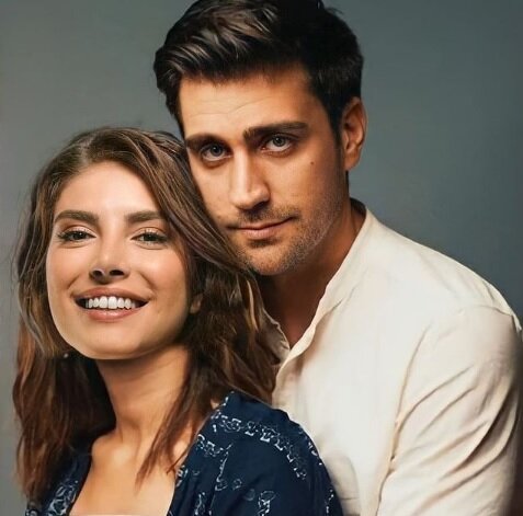 Фото из инстаграм фан-группы Чеглара Эртугрула https://www.instagram.com/p/CKR38VKJiqz/?utm_source=ig_web_copy_link