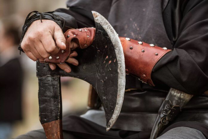 Средневековый палач и топор