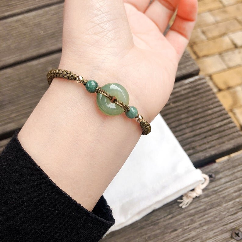 Браслет с нефритом и золотыми бусинами. Ручная работа.