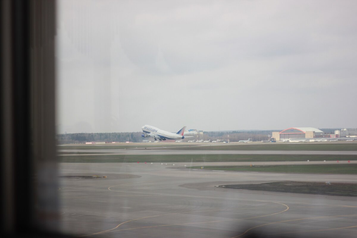 Видно как самолеты взлетают