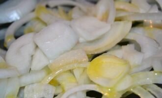   В толстодонную, например, чугунную сковороду, влейте пару ложек растительного масла и начните обжаривать лук до прозрачности, на умеренном огне.
