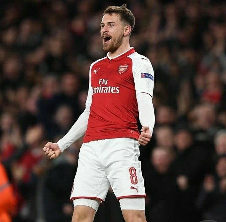 Аарон Ремзи празднует гол за Арсенал