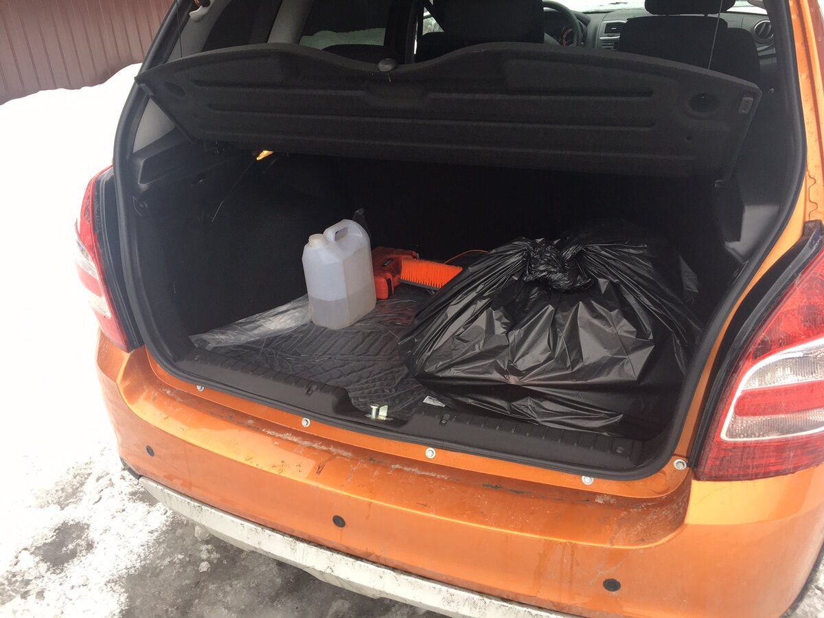 Кузов "универсал" для дачи - единственно верное решение. Багажник тут большой - 355 литров. Если сложить заднее сиденье - очень большой, 670. 