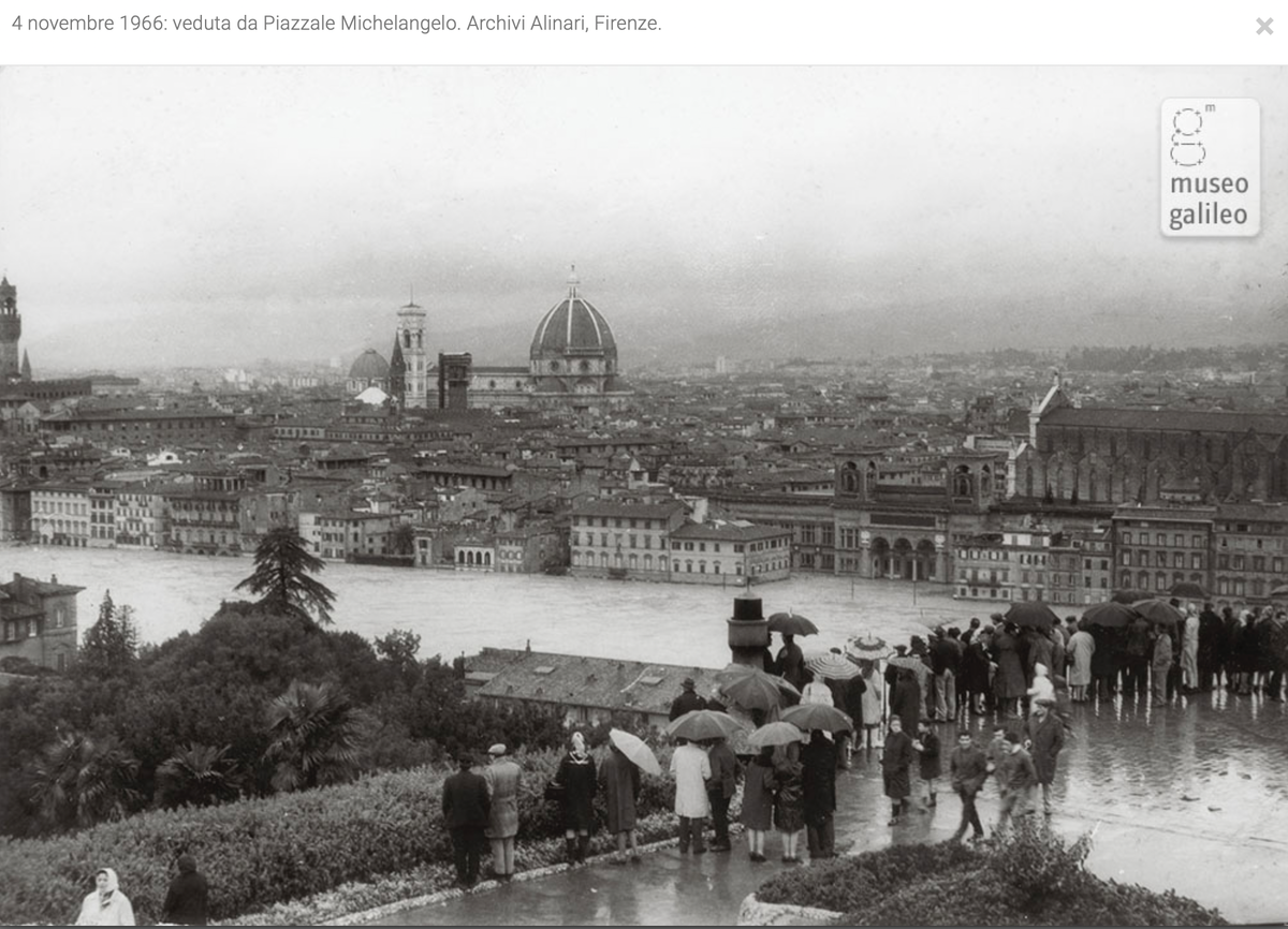 4 ноября 1966 г. флорентийцы смотрят с Пьяццале Микеланджело на затопленную Флоренцию. Фото из архива Алинари.