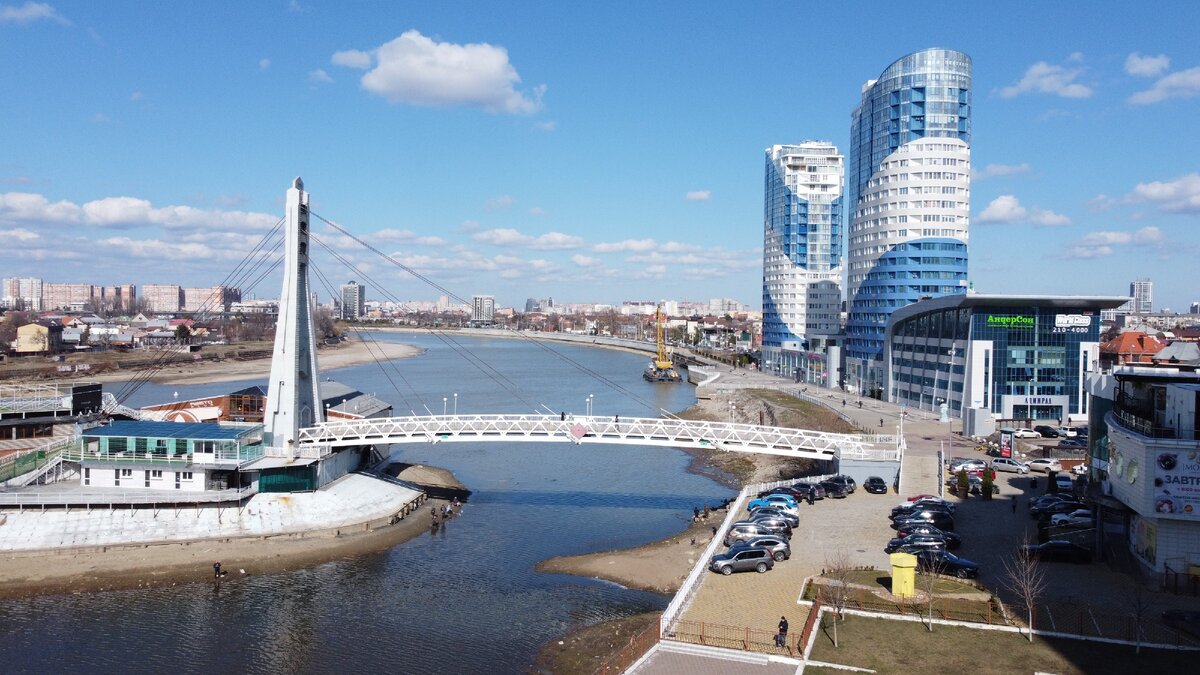 Мост поцелуев на Кубанской набережной и очень интересный жилой комплекс