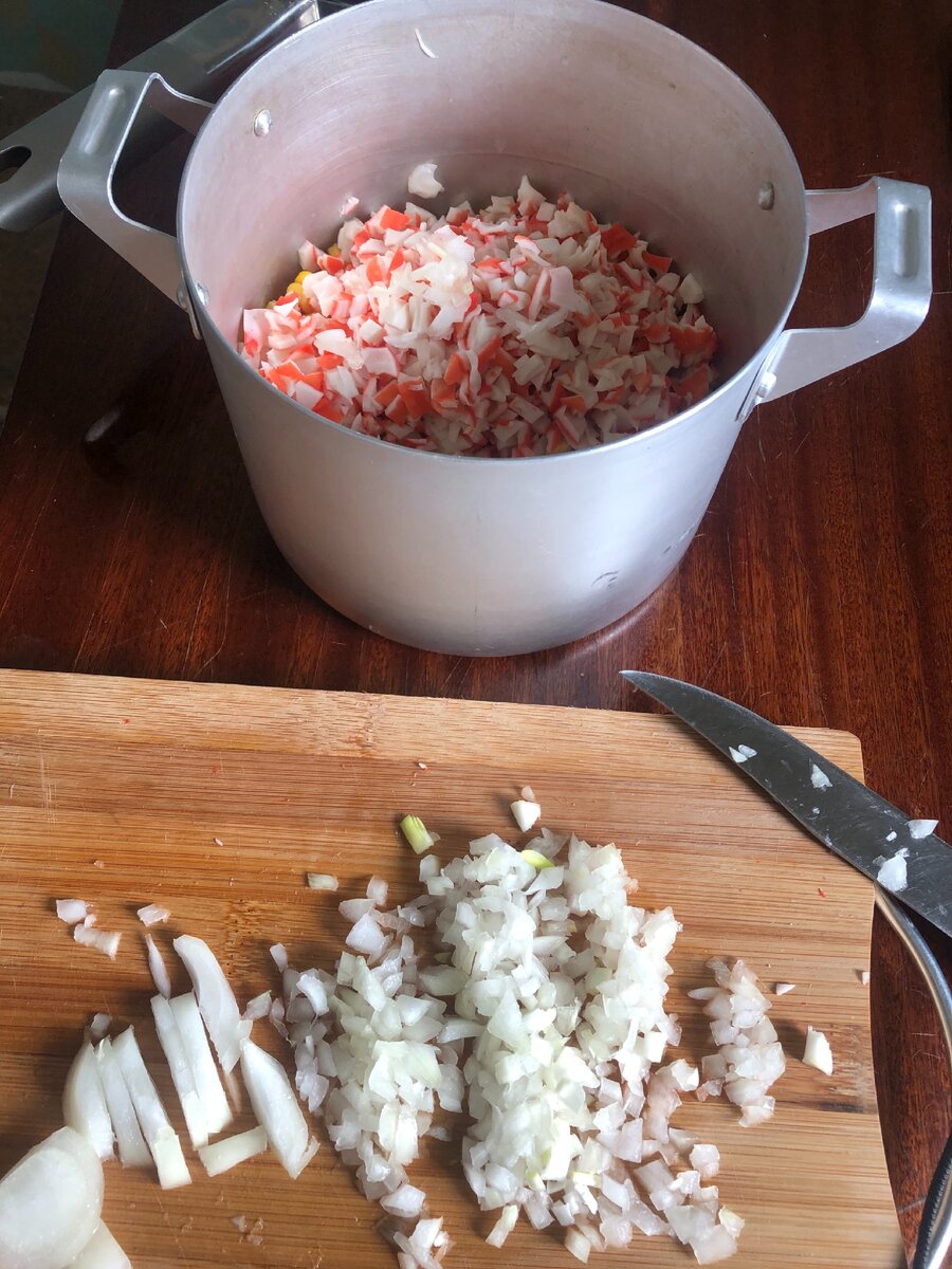 Крабовые палочки + лук + кукуруза 