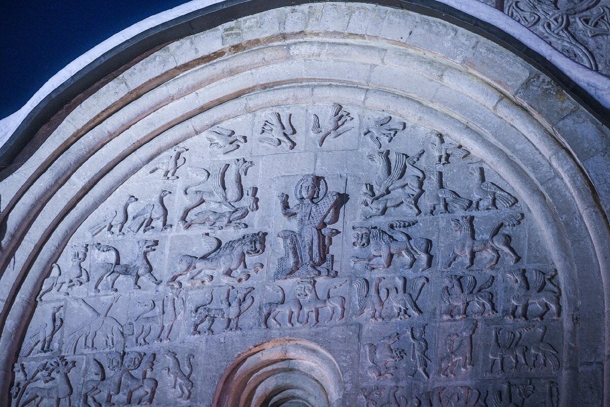 Белокаменная резьба на Дмитровском соборе во Владимире