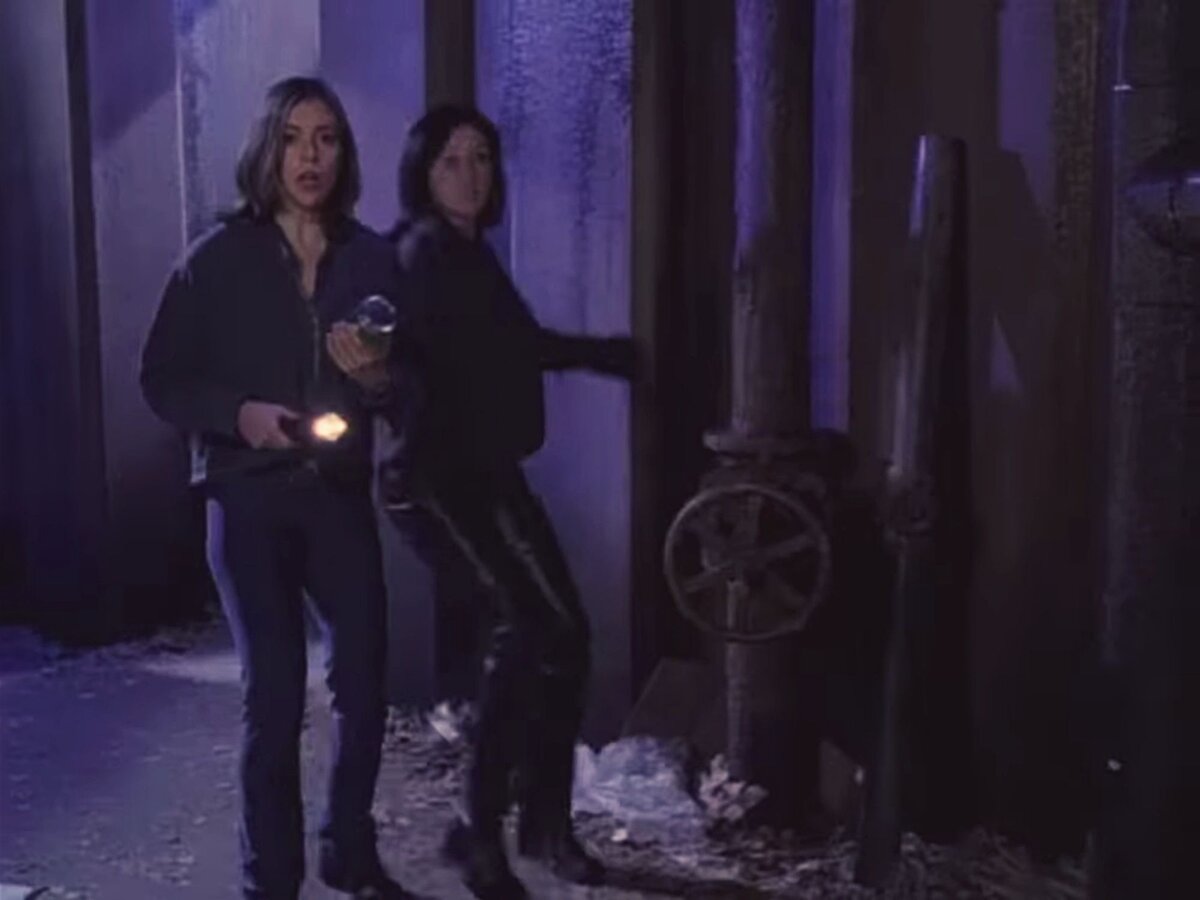 Фиби и Прю. Кадр из сериала «Зачарованные» (1998)