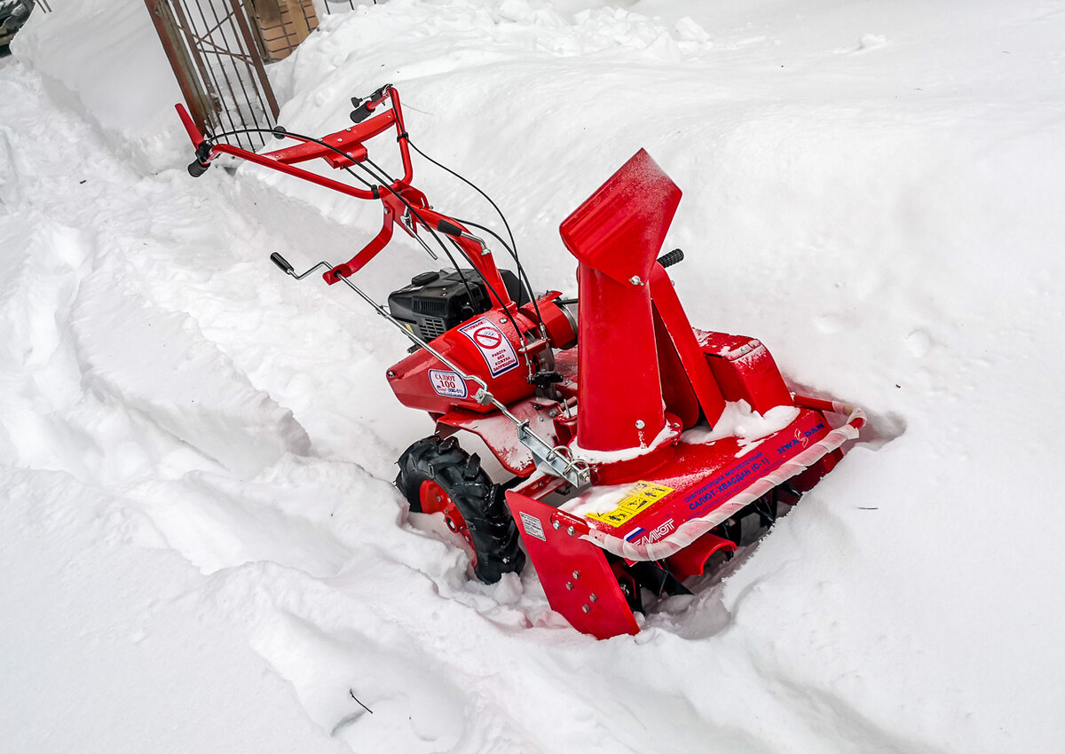 Расчистка проезда мотоблоком с навесным снегоуборщиком