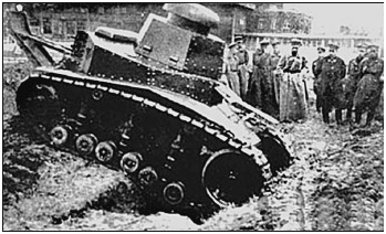 Командиры РККА наблюдают за маневрами. Танк МС-1
