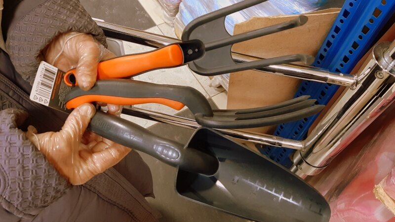 Лопатка и две "вилки" для рыхления.