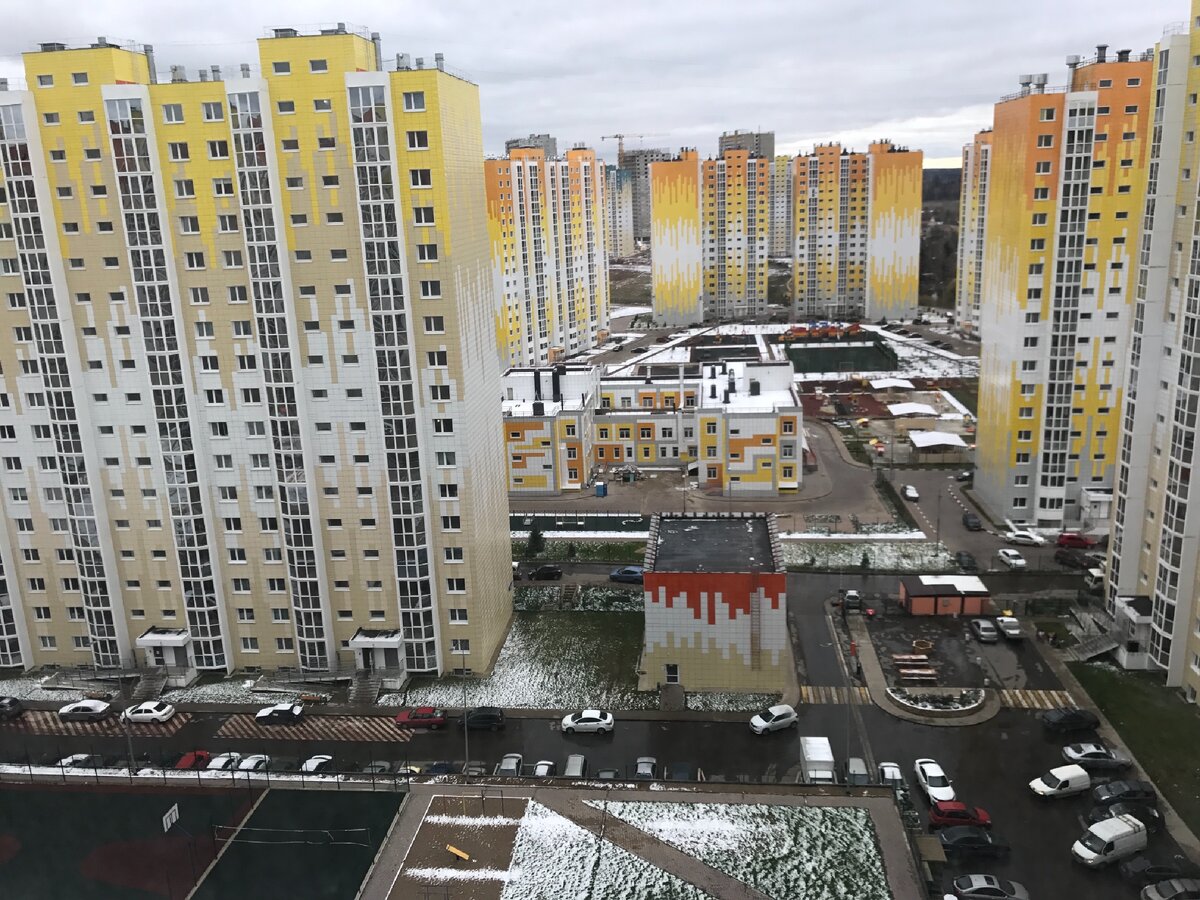 Наш двор, а впереди Пашин дом. 